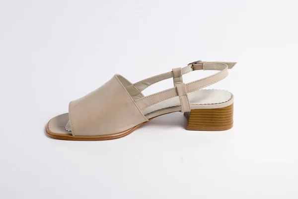 Kvinnliga brunt läder Sandal på vit bakgrund — Stockfoto