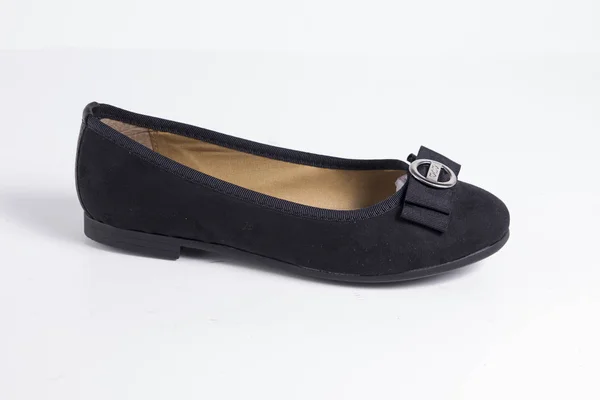 Vrouwelijke zwarte lederen schoen — Stockfoto