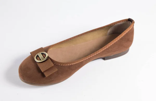 Kobiece brązowe skórzane buty na białym tle — Zdjęcie stockowe