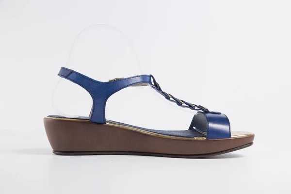 Kadın mavi deri sandalet — Stok fotoğraf