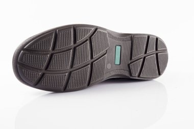 Beyaz arka plan üzerinde erkek kahverengi deri ayakkabı,