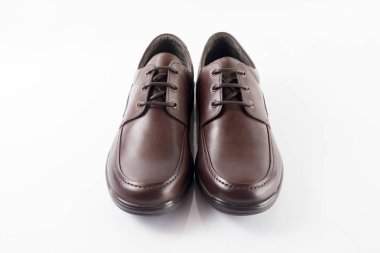 Beyaz arka plan üzerinde erkek kahverengi deri ayakkabı,