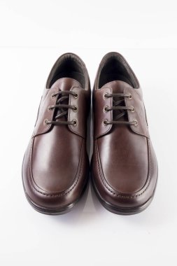 Beyaz arka plan üzerinde erkek kahverengi deri ayakkabı,