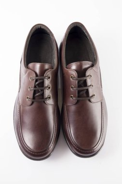 Beyaz arka plan üzerinde erkek kahverengi deri ayakkabı,