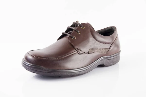 Zapato de cuero marrón masculino sobre fondo blanco , —  Fotos de Stock