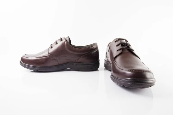 Zapato de cuero marrón masculino sobre fondo blanco , — Foto de Stock