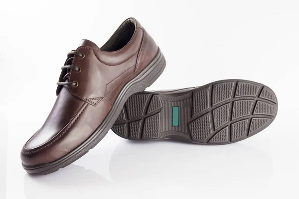 Zapato de cuero marrón masculino sobre fondo blanco , —  Fotos de Stock