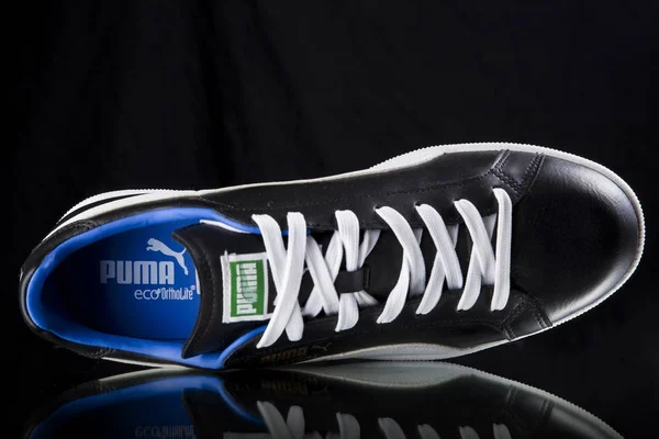Puma klasik spor ayakkabı — Stok fotoğraf