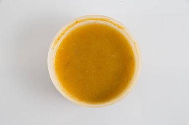 Plastik kutu, beyaz arka plan çorbası.