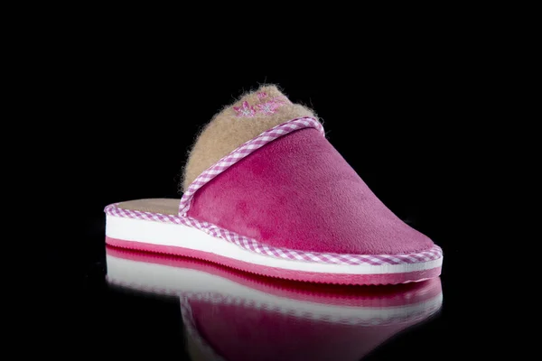 여성 핑크 슬리퍼 블랙 배경, 절연된 제품, 편안한 신발. — 스톡 사진