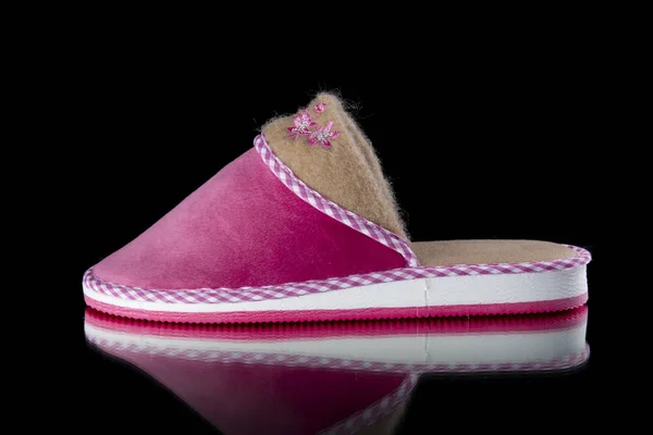 Vrouwelijke roze slippers op zwarte achtergrond, geïsoleerde product, comfortabel schoeisel. — Stockfoto