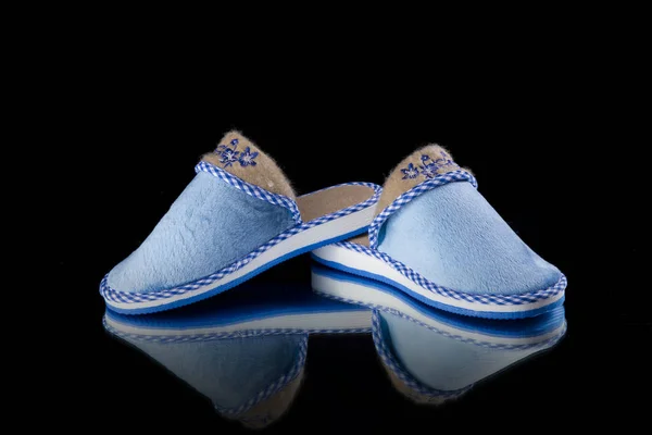 Женская голубая туфелька на черном фоне, изолированный продукт, удобная обувь . — стоковое фото