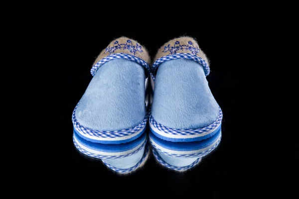 Vrouwelijke Blue Slipper op zwarte achtergrond, geïsoleerde product, comfortabel schoeisel. — Stockfoto