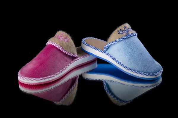 Zapatilla femenina azul y rosa sobre fondo negro, producto aislado, calzado cómodo . —  Fotos de Stock