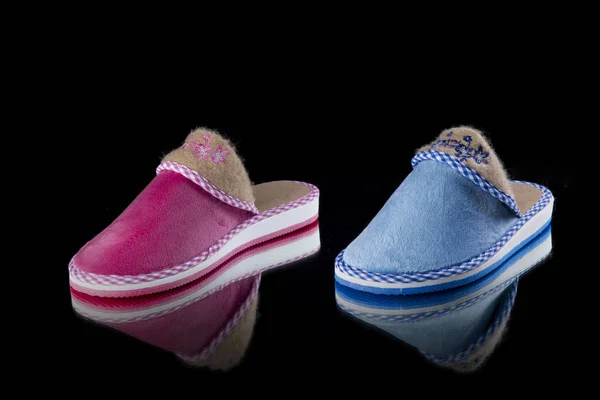 Vrouwelijke blue en pink slipper op zwarte achtergrond, geïsoleerde product, comfortabel schoeisel. — Stockfoto