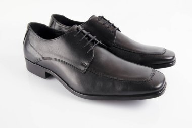 Beyaz arka plan, izole ürün, rahat ayakkabı erkek siyah deri şık Ayakkabı.