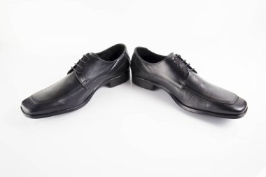 Beyaz arka plan, izole ürün, rahat ayakkabı erkek siyah deri şık Ayakkabı.