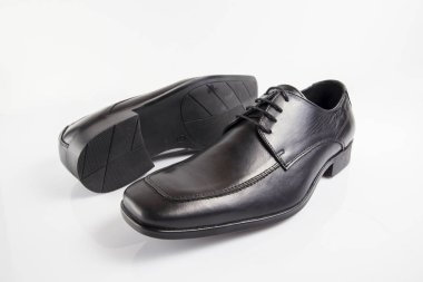 Beyaz arka plan, izole ürün, rahat ayakkabı erkek siyah deri şık Ayakkabı.
