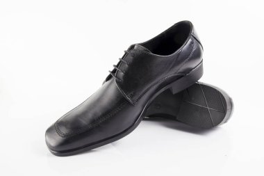 Beyaz arka plan, izole ürün, rahat ayakkabı erkek siyah deri şık Ayakkabı.