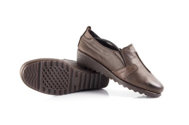 Beyaz arka plan, izole ürün, rahat ayakkabı kadın kahverengi deri ayakkabı.