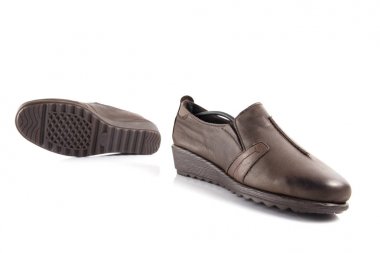 Beyaz arka plan, izole ürün, rahat ayakkabı kadın kahverengi deri ayakkabı.