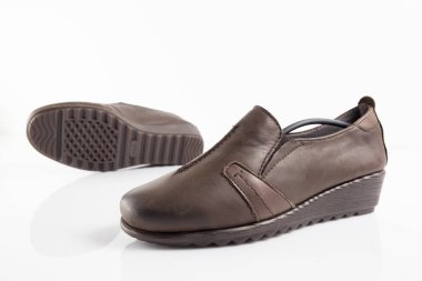 Beyaz arka plan, izole ürün, rahat ayakkabı kadın kahverengi deri ayakkabı.