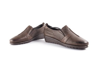 Beyaz arka plan, izole ürün, rahat ayakkabı kadın kahverengi deri ayakkabı.