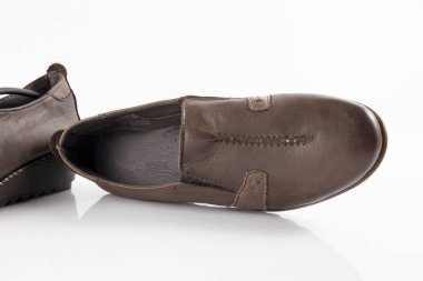 Beyaz arka plan, izole ürün, rahat ayakkabı kadın kahverengi deri ayakkabı.