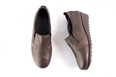 Beyaz arka plan, izole ürün, rahat ayakkabı kadın kahverengi deri ayakkabı.