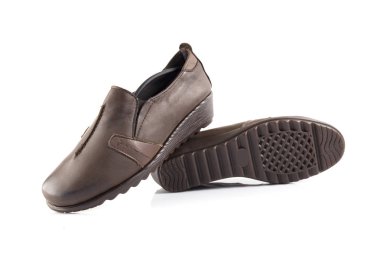 Beyaz arka plan, izole ürün, rahat ayakkabı kadın kahverengi deri ayakkabı.