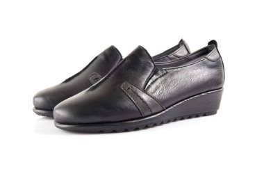 Beyaz arka plan, izole ürün, rahat ayakkabı kadın siyah deri ayakkabı.