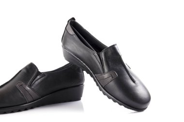 Beyaz arka plan, izole ürün, rahat ayakkabı kadın siyah deri ayakkabı.