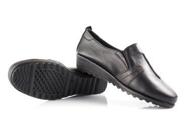 Beyaz arka plan, izole ürün, rahat ayakkabı kadın siyah deri ayakkabı.