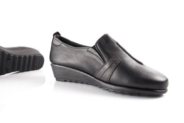 Beyaz arka plan, izole ürün, rahat ayakkabı kadın siyah deri ayakkabı.