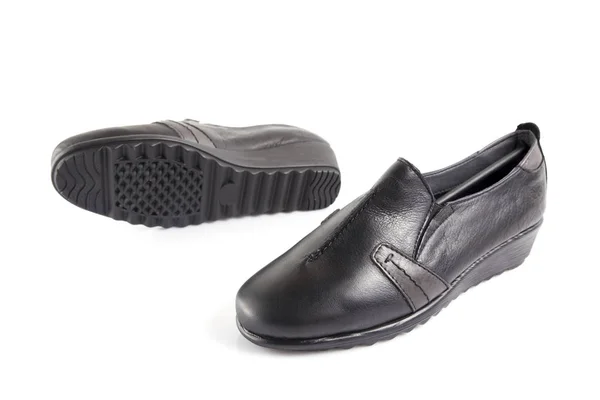 Weiblicher Schwarzer Lederschuh Auf Weißem Hintergrund Isoliertes Produkt Bequemes Schuhwerk — Stockfoto