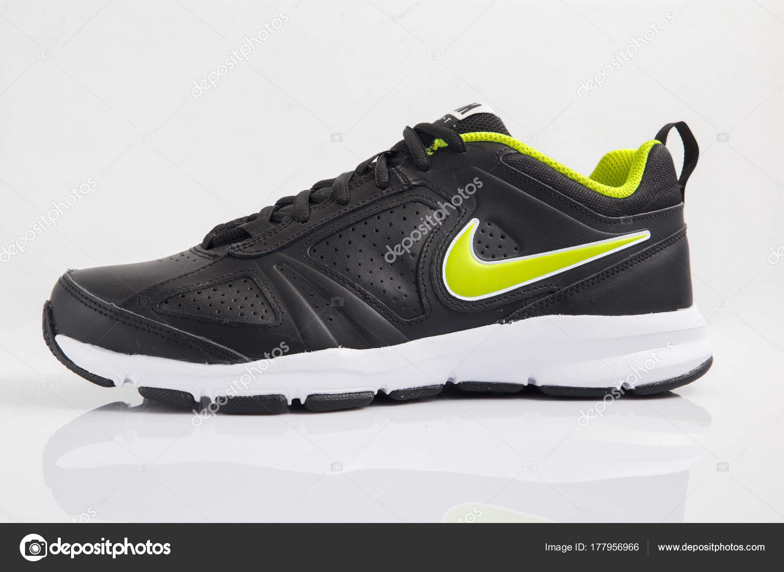 Oppervlakte buffet kleding stof Afife Portugal December 2017 Nike Running Boots Nike Multinational Company  – Stock Editorial Photo © georgevieirasilva #177956966