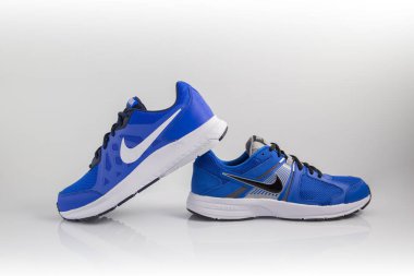 Afife, Portekiz - 21 Aralık 2017: Nike çalıştıran botlar. Nike, çok uluslu şirket. Beyaz izole. Ürün görüntüleri