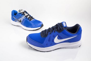 Afife, Portekiz - 21 Aralık 2017: Nike çalıştıran botlar. Nike, çok uluslu şirket. Beyaz izole. Ürün görüntüleri