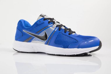 Afife, Portekiz - 21 Aralık 2017: Nike çalıştıran botlar. Nike, çok uluslu şirket. Beyaz izole. Ürün görüntüleri