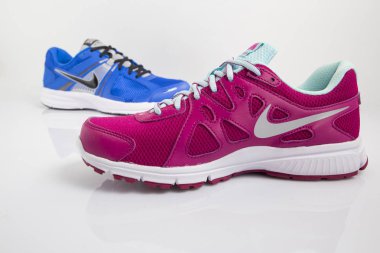 Afife, Portekiz - 21 Aralık 2017: Nike çalıştıran botlar. Nike, çok uluslu şirket. Beyaz izole. Ürün görüntüleri