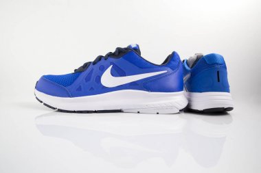 Afife, Portekiz - 21 Aralık 2017: Nike çalıştıran botlar. Nike, çok uluslu şirket. Beyaz izole. Ürün görüntüleri