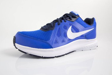 Afife, Portekiz - 21 Aralık 2017: Nike çalıştıran botlar. Nike, çok uluslu şirket. Beyaz izole. Ürün görüntüleri