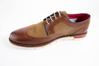 Beyaz arka plan, izole ürün, rahat ayakkabı erkek kahverengi ve kırmızı deri ayakkabı.