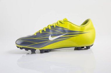 Portekiz, 8 Ağustos 2017: Nike spor ayakkabı futbol. Nike, çok uluslu şirket. Beyaz izole. Ürün görüntüleri.