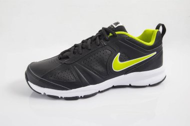 Afife, Portekiz - 21 Aralık 2017: Nike çalıştıran botlar. Nike, çok uluslu şirket. Beyaz izole. Ürün görüntüleri