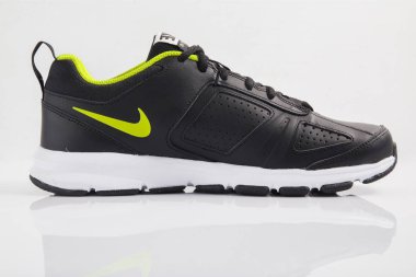 Afife, Portekiz - 21 Aralık 2017: Nike çalıştıran botlar. Nike, çok uluslu şirket. Beyaz izole. Ürün görüntüleri