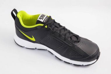 Afife, Portekiz - 21 Aralık 2017: Nike çalıştıran botlar. Nike, çok uluslu şirket. Beyaz izole. Ürün görüntüleri