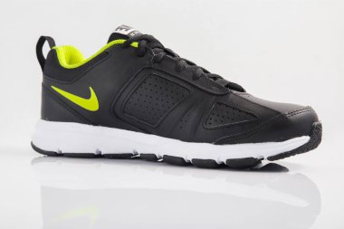 Afife, Portekiz - 21 Aralık 2017: Nike çalıştıran botlar. Nike, çok uluslu şirket. Beyaz izole. Ürün görüntüleri