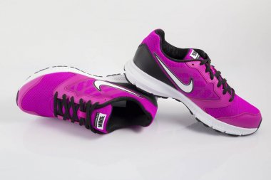 Afife, Portekiz - 21 Aralık 2017: Nike çalıştıran botlar. Nike, çok uluslu şirket. Beyaz izole. Ürün görüntüleri