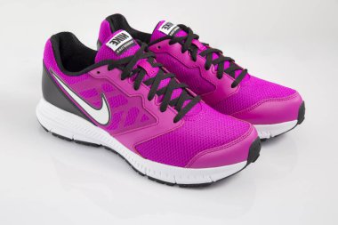 Afife, Portekiz - 21 Aralık 2017: Nike çalıştıran botlar. Nike, çok uluslu şirket. Beyaz izole. Ürün görüntüleri